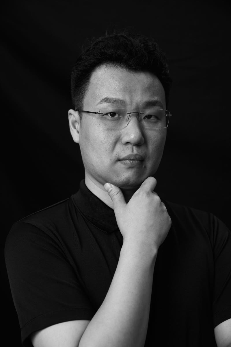 罗昕黑白肖像